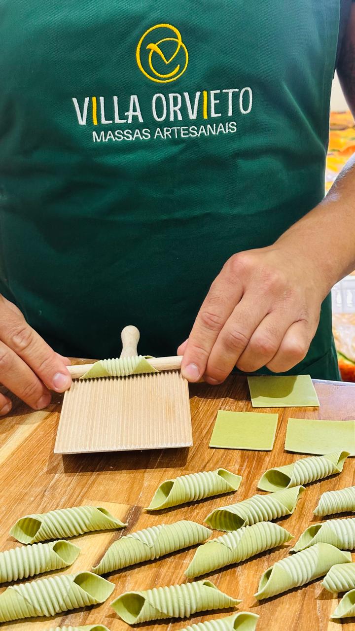 Produção artesanal de massas na mesa Villa Orvieto